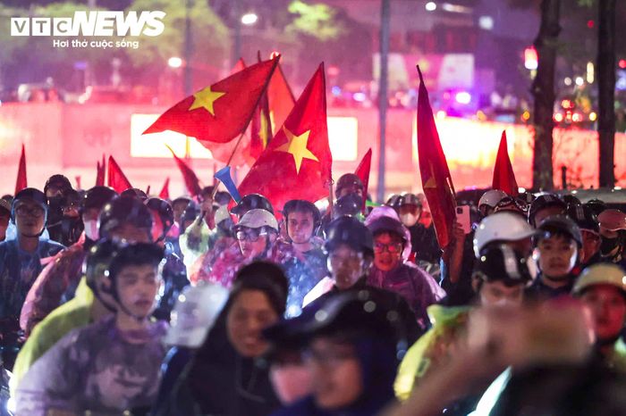 Cảnh tượng này khác hẳn ngày thường, khi mà Hà Nội liên tiếp hứng mưa lớn khiến đường phố thưa vắng vào ban đêm.