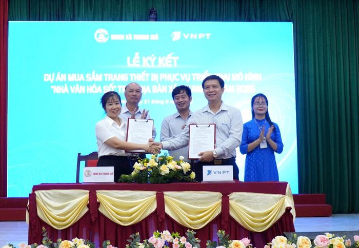 Đại diện Phòng Văn hóa - Xã hội xã Trung Giã và lãnh đạo VNPT Hà Nội ký kết hợp đồng triển khai mô hình Nhà văn hóa số. Ảnh: Đức Hiển
