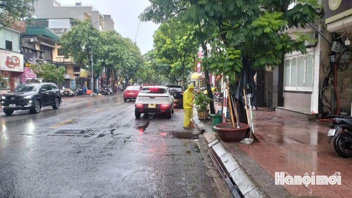 Xí nghiệp thoát nước số 5 ứng trực tại Ngọc Lâm. Ảnh: PV
