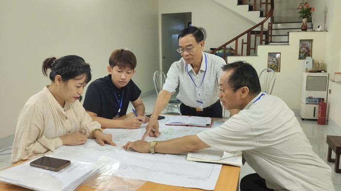 Các tổ công tác xã Đoài Phương đến từng nhà để thực hiện việc rà soát, làm sạch cơ sở dữ liệu đất đai. Ảnh: PV