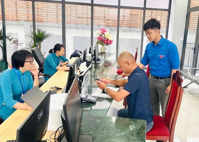 Mô hình "Một cửa thân thiện – Chuyển đổi số gần dân" được triển khai với định hướng lấy người dân làm trung tâm, coi sự hài lòng của cá nhân và tổ chức là thước đo chất lượng phục vụ tại phường Phú Thượng. Ảnh: Hữu Vượng