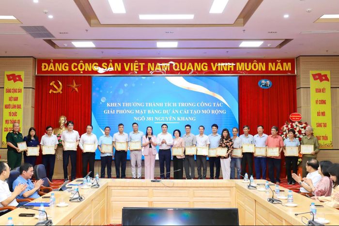Lãnh đạo phường Cầu Giấy trao khen thưởng cho các tập thể, cá nhân có thành tích xuất sắc trong công tác giải phóng mặt bằng đường 381 Nguyễn Khang. Ảnh: Vân Nhi