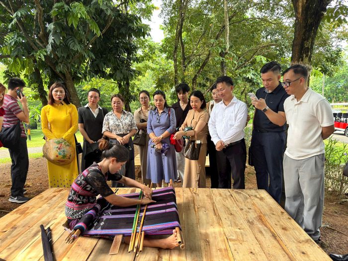 Sở Văn hóa, Thể thao và Du lịch Hà Nội tổ chức nhiều chuyến khảo sát với sự tham gia của các đơn vị lữ hành để xây dựng các tour trải nghiệm mới tại Làng Văn hóa - Du lịch các dân tộc Việt Nam. Ảnh: Hoàng Lân