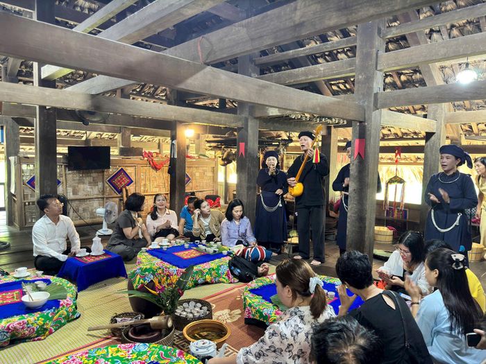 Du khách trải nghiệm văn hóa của đồng bào các dân tộc tại Làng Văn hóa - Du lịch các dân tộc Việt Nam. Ảnh: Hoàng Lân
