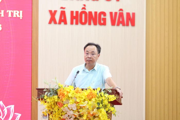 Đồng chí Lê Tuấn Tú, Đảng ủy viên, Giám đốc Ban Quản lý dự án đầu tư - hạ tầng xã Hồng Vân cập nhật tiến độ GPMB Dự án Khu đô thị thể thao Quốc tế Hà Nội. Ảnh: Vũ Cường.