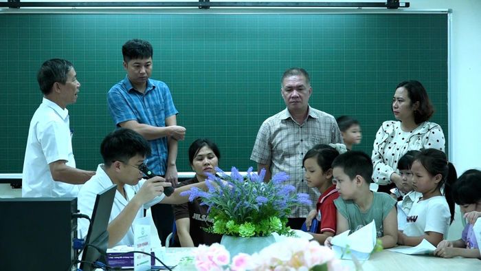Đồng chí Nguyễn Quang Đường, Chủ tịch UBND xã Mỹ Đức (thứ hai từ phải qua) kiểm tra, động viên các y, bác sĩ và học sinh, sáng ngày 21-8. Ảnh: Biên Phạm