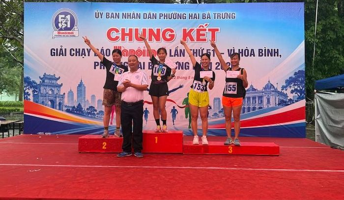 Đại diện Ban tổ chức phường Hai Bà Trưng trao thưởng cho các cá nhân có thành tích xuất sắc. Ảnh: TA