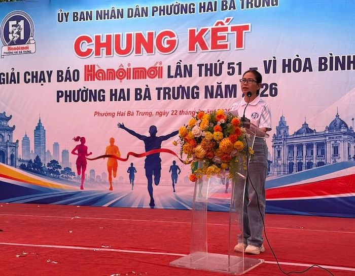 Phó Chủ tịch UBND phường Hai Bà Trưng Đỗ Phương Nga phát biểu khai mạc. Ảnh: TA
