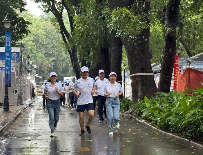 Các đồng chí lãnh đạo phường Hai Bà Trưng và đại biểu tham gia chạy hưởng ứng. Ảnh: TA