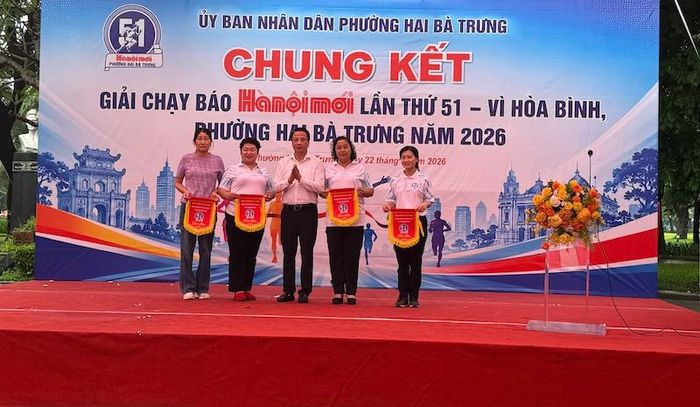 Chủ tịch UBND phường Hai Bà Trưng Nguyễn Mạnh Hùng trao cờ lưu niệm tới các đơn vị tham dự Giải. Ảnh: TA