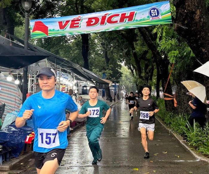 Vận động viên khối cán bộ CNVC, lực lượng vũ trang chạy về đích. Ảnh: TA