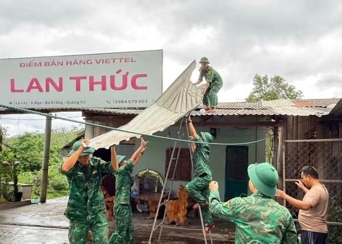 Bộ đội hỗ trợ người dân khắc phục hậu quả thiên tai tại Quảng Trị. Ảnh: CTV.