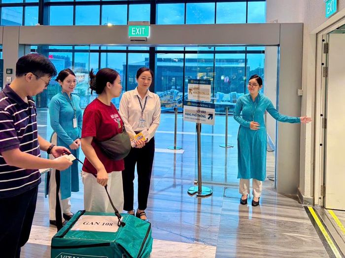 Tạng hiến được khẩn trương vận chuyển ra sân bay để tiếp tục hành trình đến với người bệnh. Ảnh: VNA