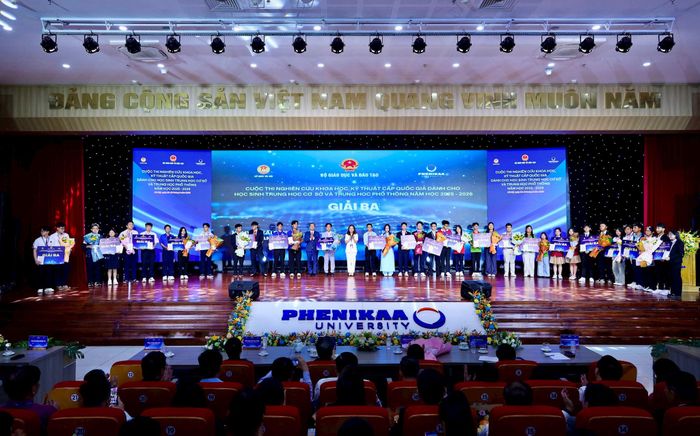 Trao giải thưởng Cuộc thi nghiên cứu khoa học, kỹ thuật cấp quốc gia dành cho học sinh trung học, năm học 2025-2026. Ảnh: Moet