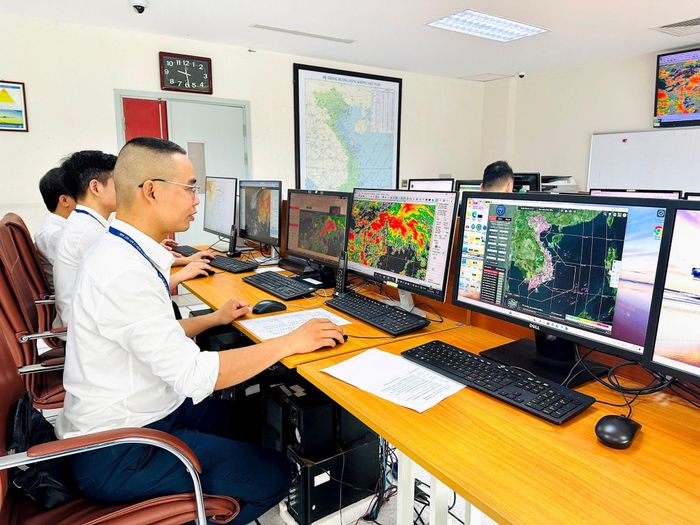 Cán bộ Trung tâm Cảnh báo thời tiết, Trung tâm Khí tượng hàng không theo dõi, phân tích diễn biến bão số 4 và các hiện tượng thời tiết nguy hiểm phục vụ công tác bảo đảm an toàn hoạt động bay. Ảnh: VATM.