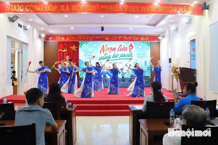 Tiết mục văn nghệ chào mừng hội nghị tổng kết Chiến dịch Thanh niên tình nguyện hè năm 2026. Ảnh: Tuấn Điệp