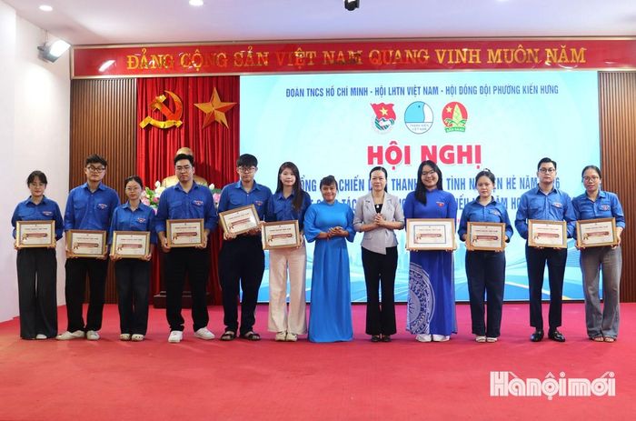 Các tập thể, cá nhân có thành tích xuất sắc trong công tác Đội, phong trào thiếu nhi và Chiến dịch Thanh niên tình nguyện hè năm 2026 của phường Kiến Hưng được biểu dương, khen thưởng. Ảnh: Tuấn Điệp