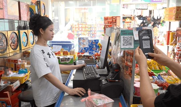 Tại các cửa hàng trên địa bàn xã Thanh Oai, hình thức thanh toán bằng quét mã QR Code, chuyển khoản đang dần trở nên phổ biến. Ảnh: Nguyễn Dũng