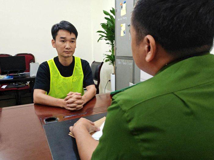 Vũ Hải Long, chồng Hương, khai tại Cơ quan Công an. Ảnh: Công an thành phố Hà Nội