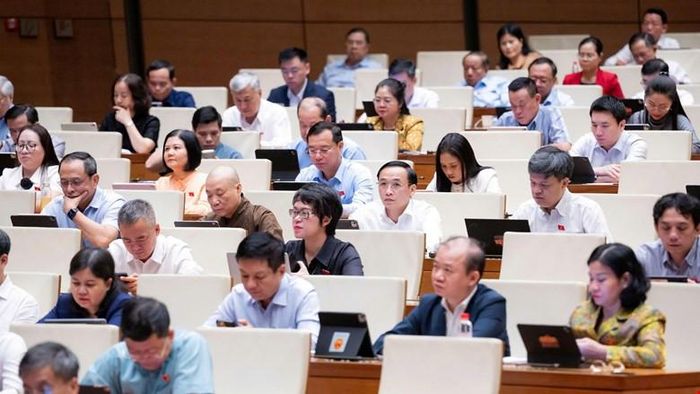 Các đại biểu Quốc hội thảo luận ở hội trường sáng 22-8. Ảnh: Quochoi.vn
