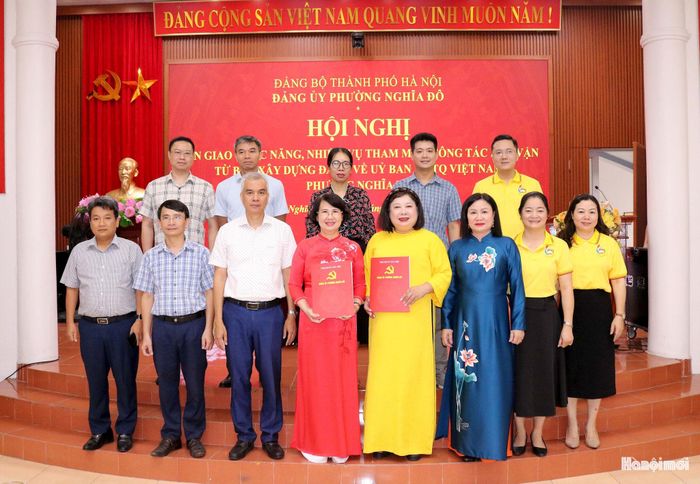 Ban Xây dựng Đảng và Ủy ban MTTQ Việt Nam phường đã ký Biên bản, tiếp nhận toàn bộ chức năng, nhiệm vụ tham mưu, giúp việc về công tác dân vận. Ảnh: MT