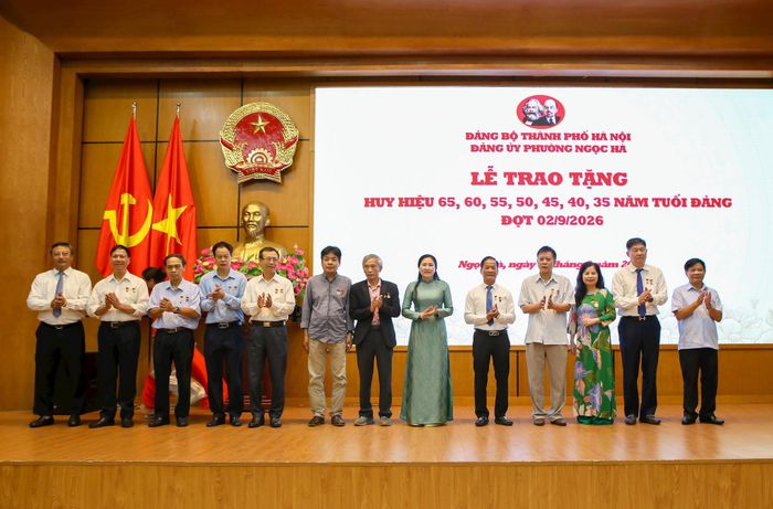 Lãnh đạo phường Ngọc Hà trao Huy hiệu 40 năm tuổi Đảng tặng các đảng viên. Ảnh: Duy Khánh