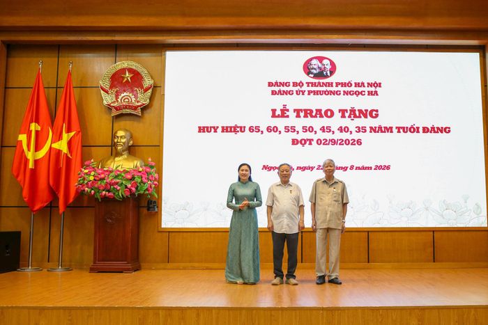 Lãnh đạo phường Ngọc Hà trao Huy hiệu 65 năm tuổi Đảng tặng các đảng viên. Ảnh: Duy Khánh