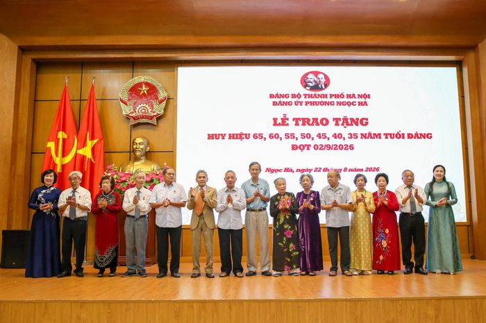 Lãnh đạo phường Ngọc Hà trao Huy hiệu 60 năm tuổi Đảng tặng các đảng viên. Ảnh: Duy Khánh