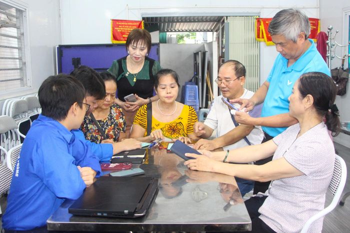 Những tiện ích của nhóm cộng đồng trên iHanoi được người tổ dân phố số 16 phường Giảng Võ hào hứng đón nhận. Ảnh: TT