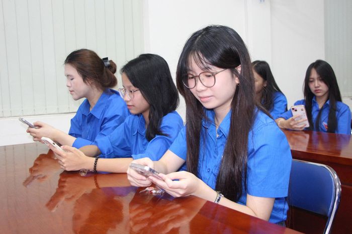 Đoàn viên, thanh niên phường Giảng Võ nắm vững các ứng dụng số trên nền tảng iHanoi trước khi tiến hành hỗ trợ người dân. Ảnh: TT