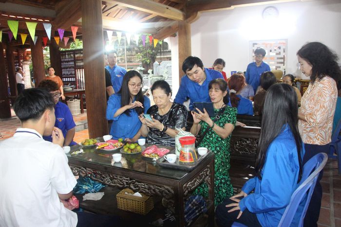 Người dân tổ dân phố số 15 phường Giảng Võ đến Đình Giảng Võ để được hỗ trợ truy cập nhóm cộng đồng. Ảnh: TT