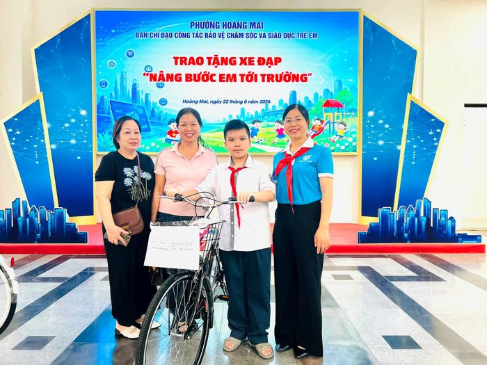 Em Nguyễn Bảo Khánh phấn khởi bên chiếc chiếc xe đạp được trao tặng. Ảnh: Trần Oanh.