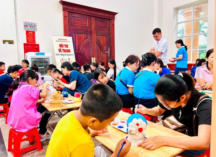 Sân chơi tô tượng thu hút đông đảo thiếu nhi tham gia. Ảnh: Trần Oanh.