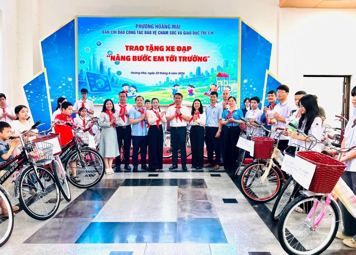 Ban tổ chức trao cho 36 chiếc xe đạp tiếp sức trẻ em có hoàn cảnh khó khăn bước vào năm học mới. Ảnh: Trần Oanh.