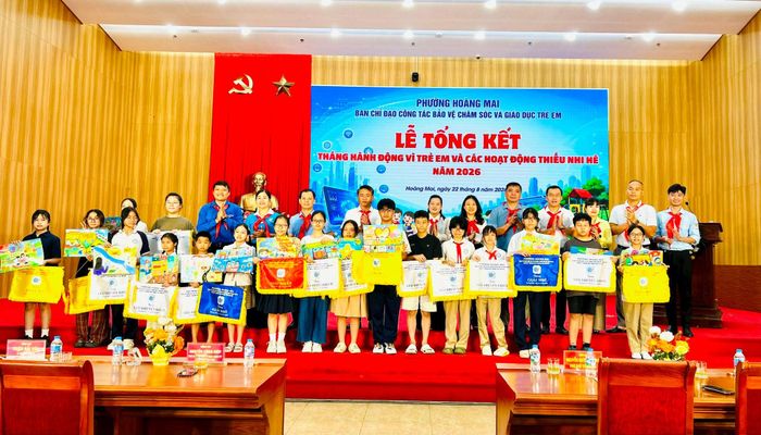 Ban tổ chức trao giải cho các em thiếu nhi xuất sắc trong cuộc thi vẽ tranh "Hoàng Mai trong trái tim em". Ảnh: Trần Oanh.