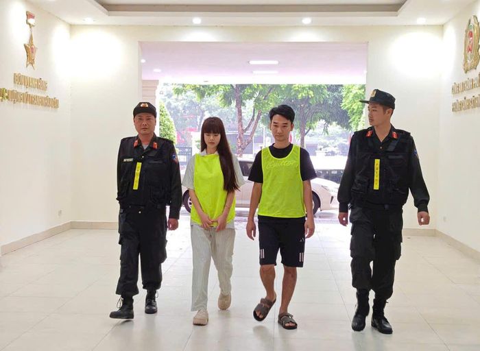 Vợ chồng Nguyễn Thị Hương, Vũ Hải Long tại Cơ quan Công an. Ảnh: Công an thành phố Hà Nội