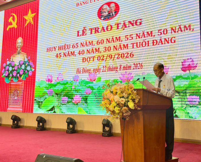 Đảng viên Nguyễn Văn Hữu (95 tuổi) với 65 năm tuổi Đảng, đại diện các đảng viên được nhận Huy hiệu Đảng dịp này phát biểu tại buổi lễ. Ảnh: Duy Anh