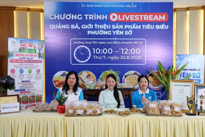 Bà Nguyễn Thị Quyên, Hộ kinh doanh chả cá Lâm Quyên trên phiên livestream ngày 22-8 tại phường Yên Sở. Ảnh: Thái Phương