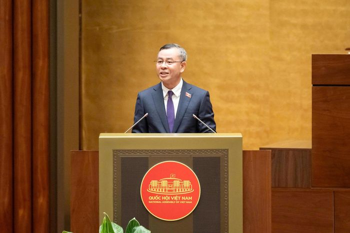 Bộ trưởng Bộ Tài chính Ngô Văn Tuấn phát biểu tiếp thu, giải trình. Ảnh: media.quochoi.vn