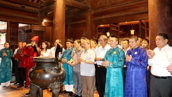 Các nhà khoa học, sử học cùng dòng tộc họ Hà ở Hà Tĩnh dâng hương tại Văn Miếu - Quốc Tử Giám. Ảnh: H.L