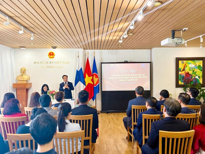 Phó Chủ tịch Thường trực HĐND thành phố Hà Nội Trần Thế Cương phát biểu tại chuyến thăm, làm việc tại Đại sứ quán Việt Nam tại Phần Lan. Ảnh: HĐND