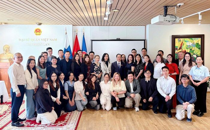 Đoàn công tác thành phố Hà Nội và các chuyên gia, nhà khoa học, kiều bào đang sinh sống, học tập, công tác tại Phần Lan. Ảnh: HĐND