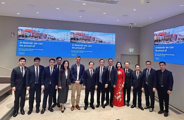 Đoàn công tác thành phố Hà Nội chụp ảnh lưu niệm với lãnh đạo chính quyền Thủ đô Helsinki. Ảnh: HĐND