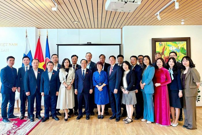 Đoàn công tác thành phố Hà Nội và cán bộ, nhân viên Đại sứ quán Việt Nam tại Phần Lan. Ảnh: HĐND