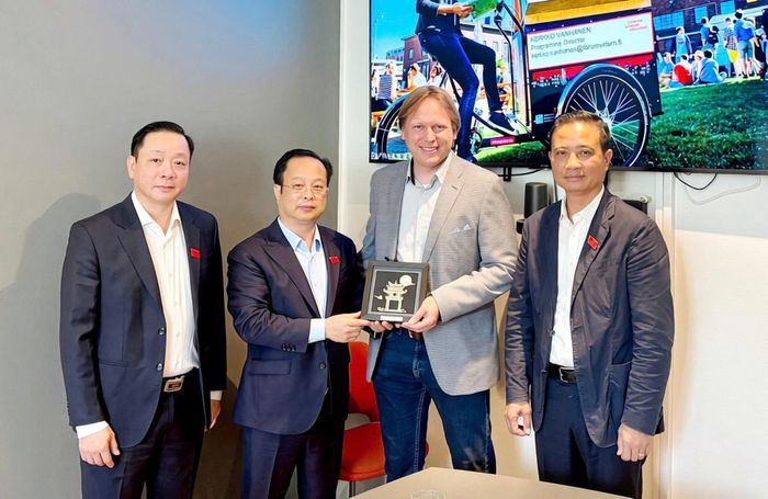 Lãnh đạo HĐND thành phố Hà Nội tặng quà lưu niệm Tổ chức đổi mới sáng tạo Forum Virium Helsinki. Ảnh: HĐND