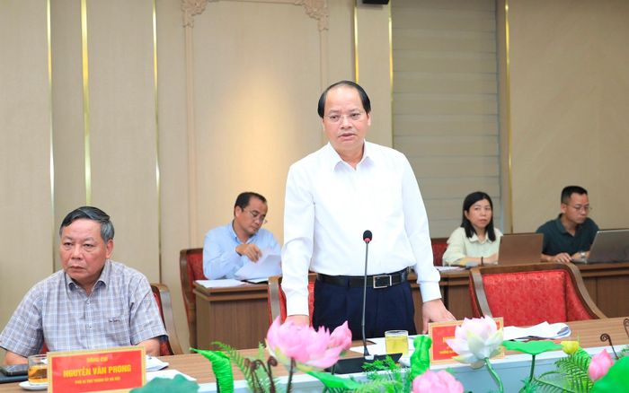 Trưởng ban Tuyên giáo và Dân vận Thành ủy Hà Nội Nguyễn Doãn Toản phát biểu thảo luận. Ảnh Quang Thái