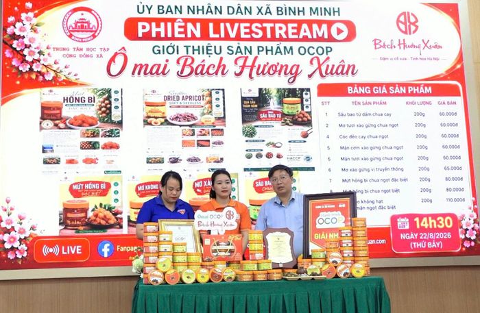Đại diện Phòng Văn hoá - Xã hội xã Bình Minh và đại diện cơ sở Ô mai Bách Hương Xuân cùng lên sóng livestream giới thiệu sản phẩm. Ảnh T. Đạt