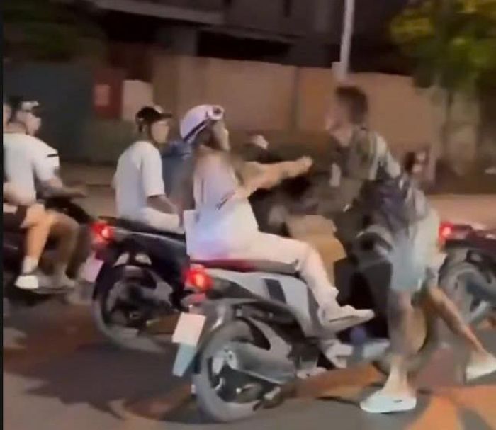 Hình ảnh Tú hành hung anh Đ.N.T. Ảnh cắt từ clip.