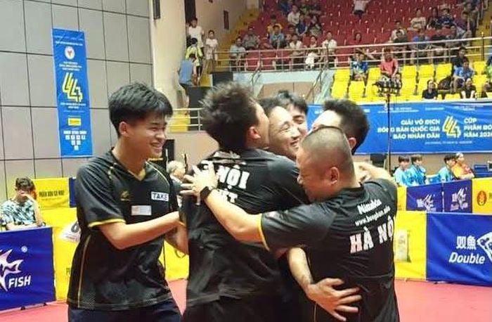 Các tay vợt và Ban huấn luyện Hà Nội ăn mừng chức vô địch đồng đội nam tại Đại hội Thể thao toàn quốc. Ảnh: Tiến Hùng
