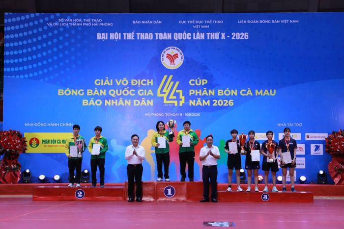 Bộ đôi Nguyễn Thị Nga (ngoài cùng bên phải) - Phan Hoàng Tường Giang (thứ hai từ phải sang) nhận Huy chương đồng nội dung đôi nữ. Ảnh: Tiến Hùng
